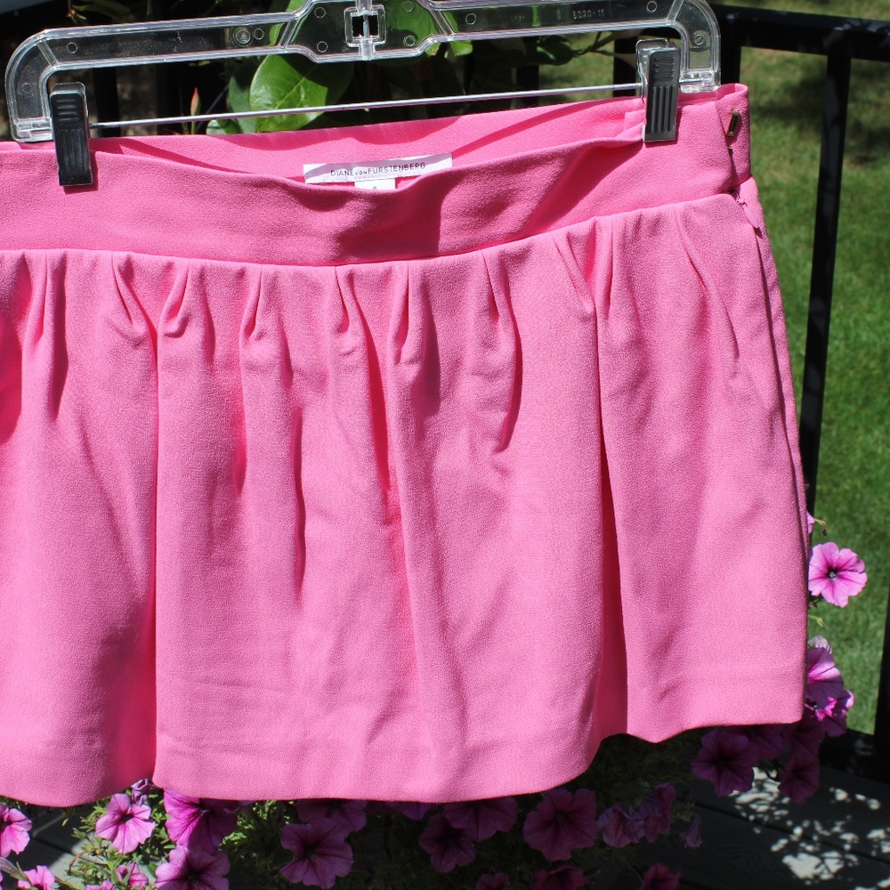 Diane von Furstenberg Pink Pop Mini Pleated Skirt Size 6 NWOT